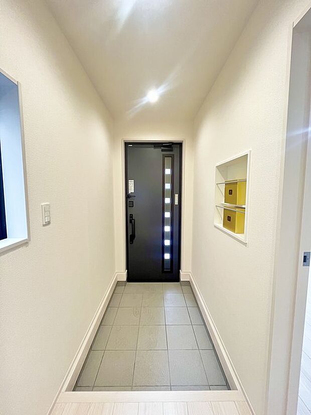 玄関はおうちの顔とも呼ばれる重要な場所!明るくスッキリと見える空間で住まう人を見送り、出迎えてくれます。