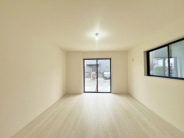 家族や友人、両親、親戚とこれから沢山の時間を紡ぐのだろう。そこを彩るのは窓から見える青い空、心地よい緑。そんなイメージが膨らむリビングスペース。