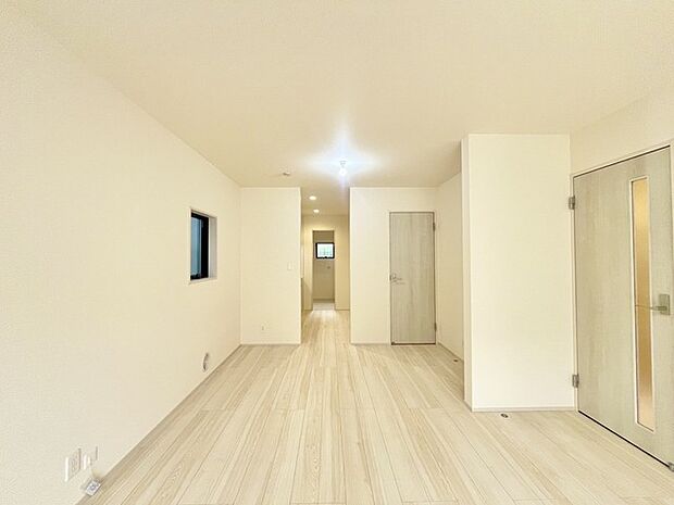 家族団欒のリビング。陽光差し込む食卓には家族の会話とスマイルが溢れます。いつまでもここで食卓を囲みたくなる、そう感じさせてくれるスペース。 