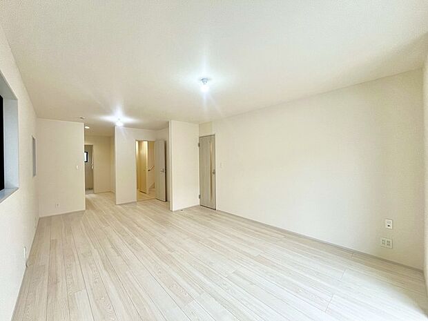 家族団欒のリビング。陽光差し込む食卓には家族の会話とスマイルが溢れます。いつまでもここで食卓を囲みたくなる、そう感じさせてくれるスペース。 