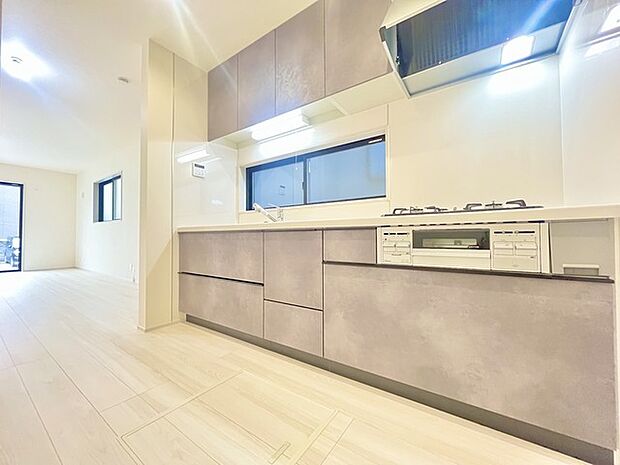 収納量豊富なシステムキッチン。明るい光が差し込む窓も調味料置き場などに役立ちます。カウンターキッチンと違い、背面を広く使えるので自由度が高いのも嬉しいですね。