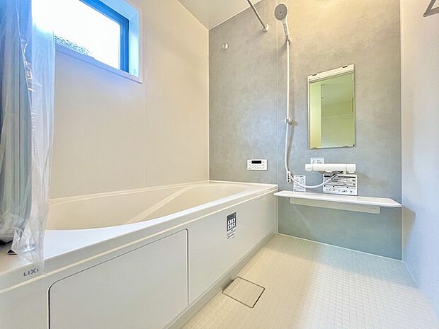 落ち着いた色味の浴室で1日の疲れをゆっくりと癒してください。 