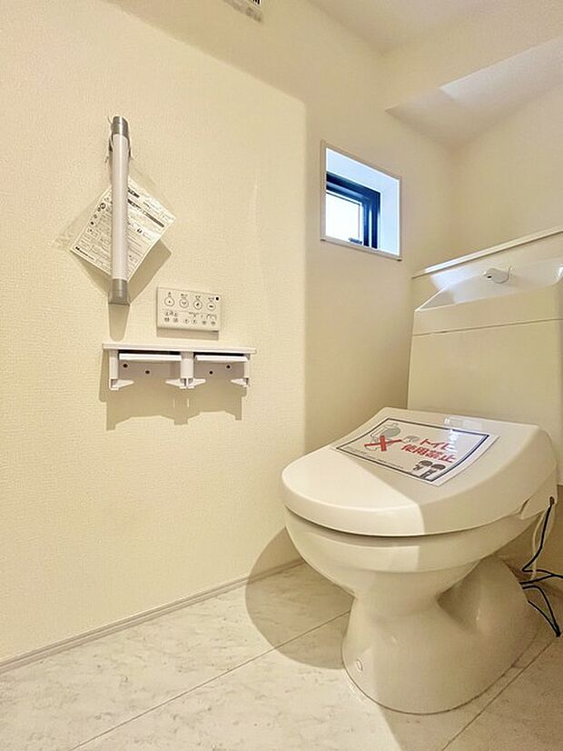 ウォシュレット機能付きのトイレ。換気のしやすい窓付きで、収納もあり実用性も兼ね備えた造り。 