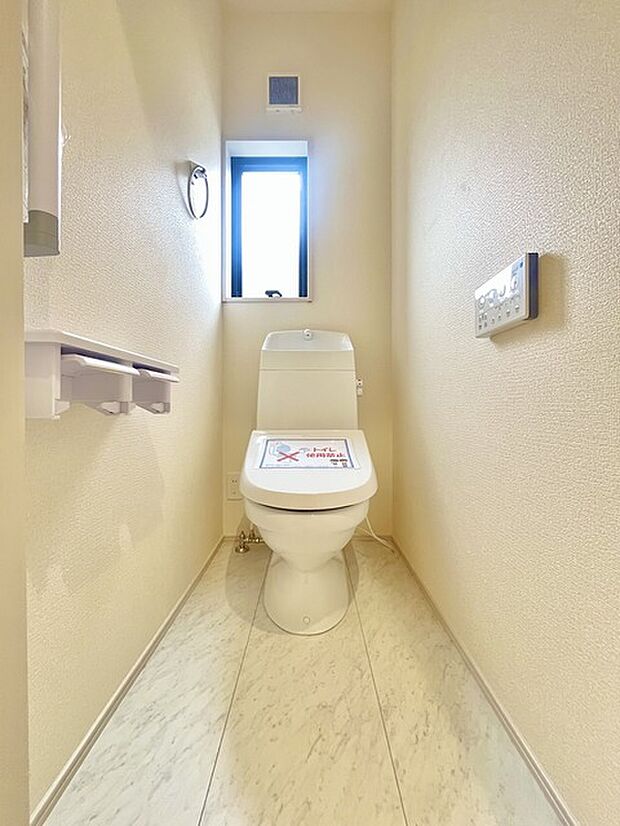 ウォシュレット機能付きのトイレ。換気のしやすい窓付きで、収納もあり実用性も兼ね備えた造り。 