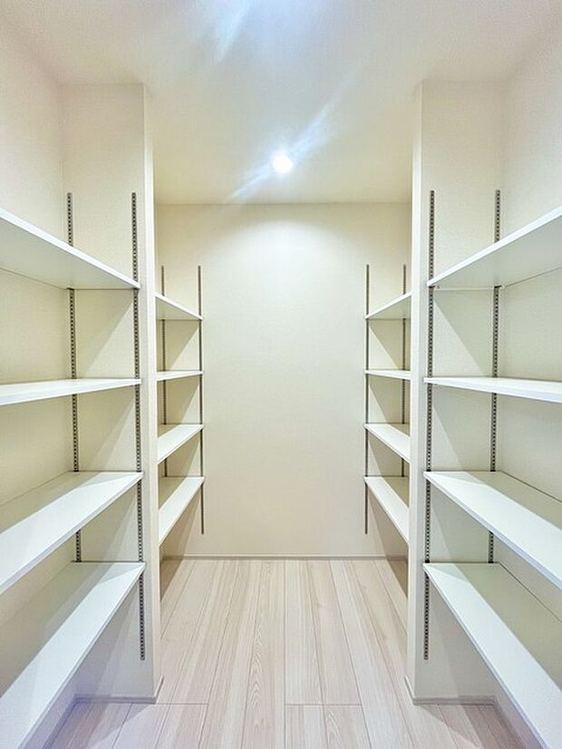 土間収納付きでベビーカーやゴルフバック、お子様のおもちゃもスッキリ収納できます。 