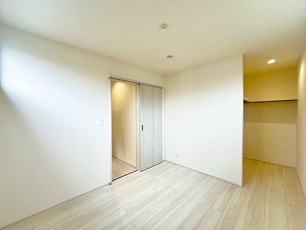 どんな家具にでも相性が良い清潔感ある白色調のクロスを採用。主張しすぎない配色、耐久性にも優れた床材は日々のメンテナンスも楽に、快適に過ごして頂けるよう考えられています。 