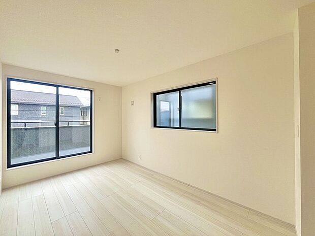 2面採光を確保した明るい室内は、爽やかな風を感じる居心地の良い空間です。 