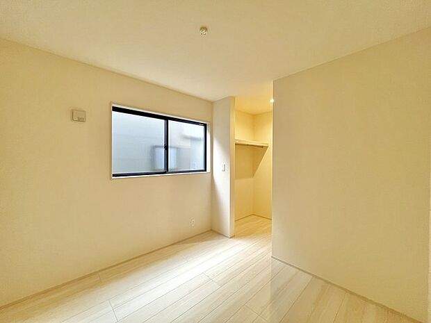 どんな家具にでも相性が良い清潔感ある白色調のクロスを採用。主張しすぎない配色、耐久性にも優れた床材は日々のメンテナンスも楽に、快適に過ごして頂けるよう考えられています。 