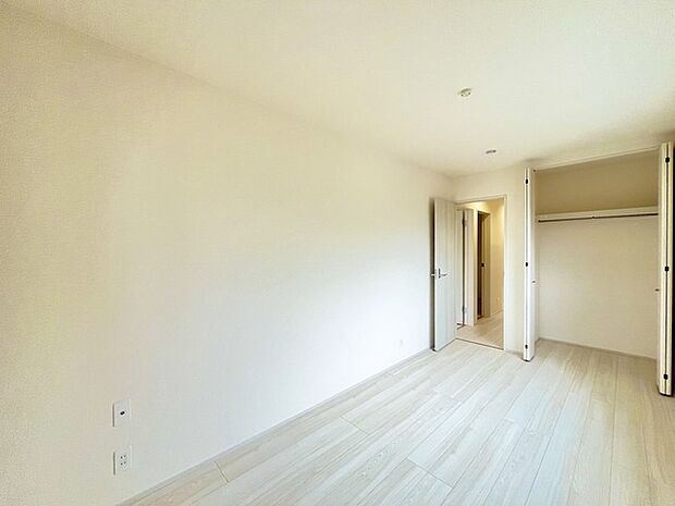 今からここを誰のお部屋にしようか、そんな洋室。大きさは6.25帖です。 