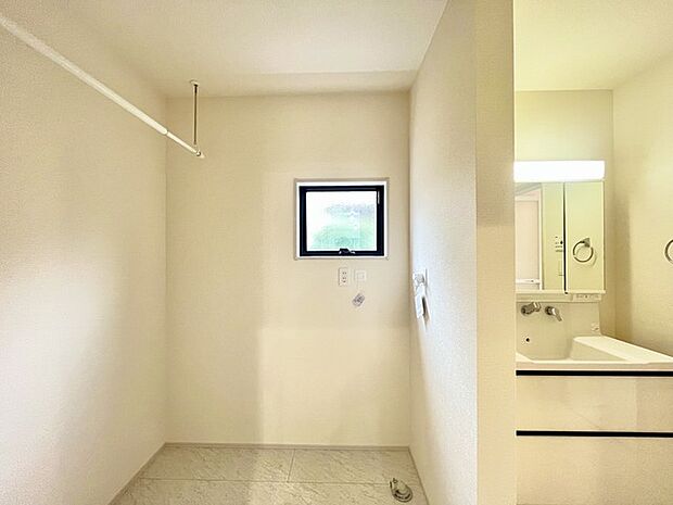 ゆとりの洗面スペースで朝の身支度もスムーズに行えます。 