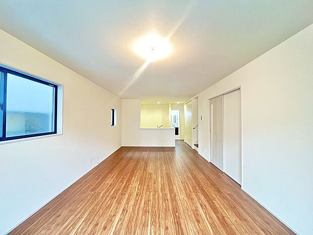 家族団欒のリビング。陽光差し込む食卓には家族の会話とスマイルが溢れます。いつまでもここで食卓を囲みたくなる、そう感じさせてくれるスペース。 