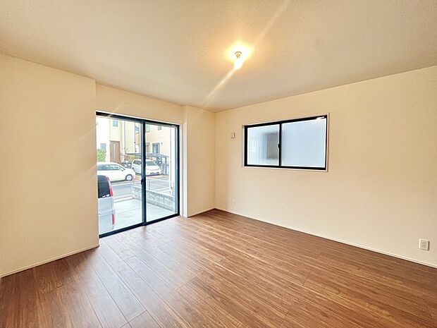 家族や友人、両親、親戚とこれから沢山の時間を紡ぐのだろう。そこを彩るのは窓から見える青い空、心地よい緑。そんなイメージが膨らむリビングスペース。 