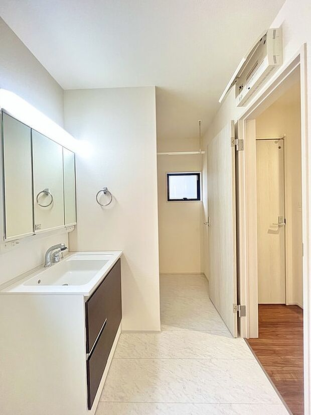 ゆとりの洗面スペースで朝の身支度もスムーズに行えます。 