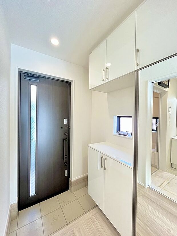 お宅の顔となる明るく開放的な玄関。ご家族皆様様の靴を収納できるスペースと全身鏡があり、お出掛け前に身だしなみチェックもできます。