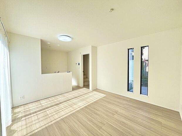 家族団欒のリビング。陽光差し込む食卓には家族の会話とスマイルが溢れます。いつまでもここで食卓を囲みたくなる、そう感じさせてくれるスペース。