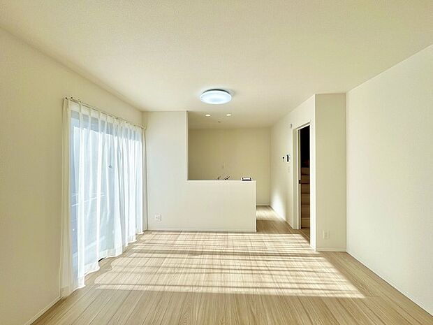 家族の集うリビングには色々な方向から光が差し込む設計に。家族のコミュニケーションが弾むスポットだから明るい雰囲気であってほしい。 