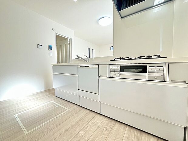 リビングにいる家族の顔が見渡せるカウンターキッチン。お料理もより一層おいしく、楽しく。食器棚を背面に設置しても十分な広さを確保しています。