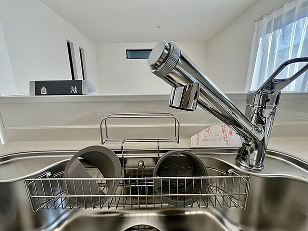 時短に活躍する食器洗浄機や一杯の水も楽しめる浄水器があるシステムキッチン。