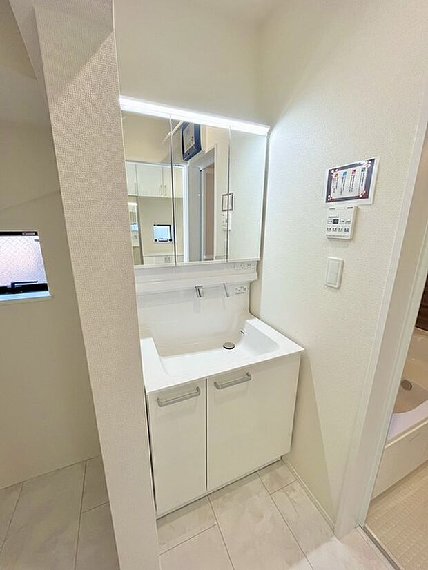 お出かけ前の身だしなみに一歩差がつく三面鏡。ミラー裏にはたっぷり収納もございます。 