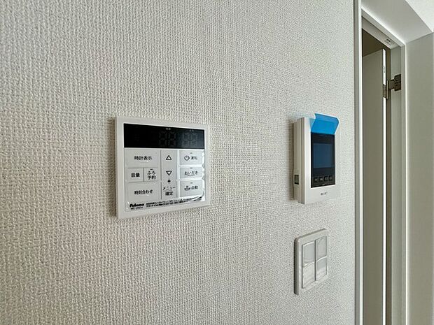 録画機能もあり、どのような人が何時に来訪されたのかが分かります。防犯上はもちろん、お届け物などの把握にも便利です。ライトが付いているので、夜間でも安心です。  