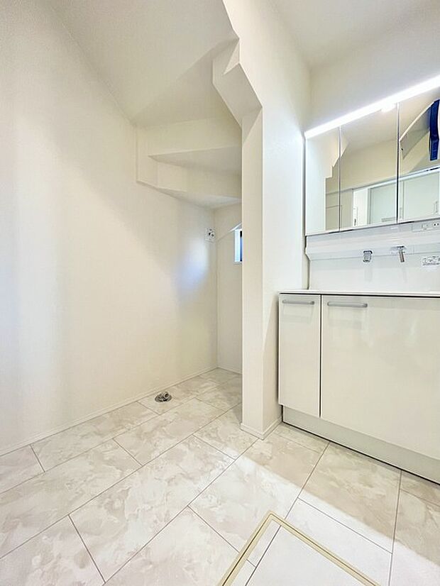 ゆとりの洗面スペースで朝の身支度もスムーズに行えます。