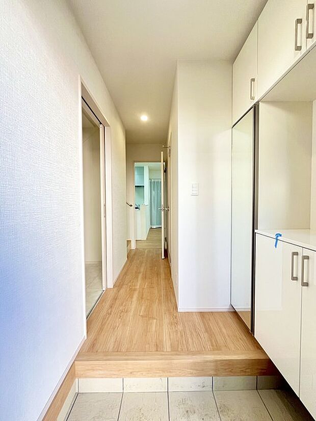 明るく開放的な玄関、靴の脱ぎ履きもしやすく、収納も豊富でご家族皆様の靴をスッキリ収納できます。