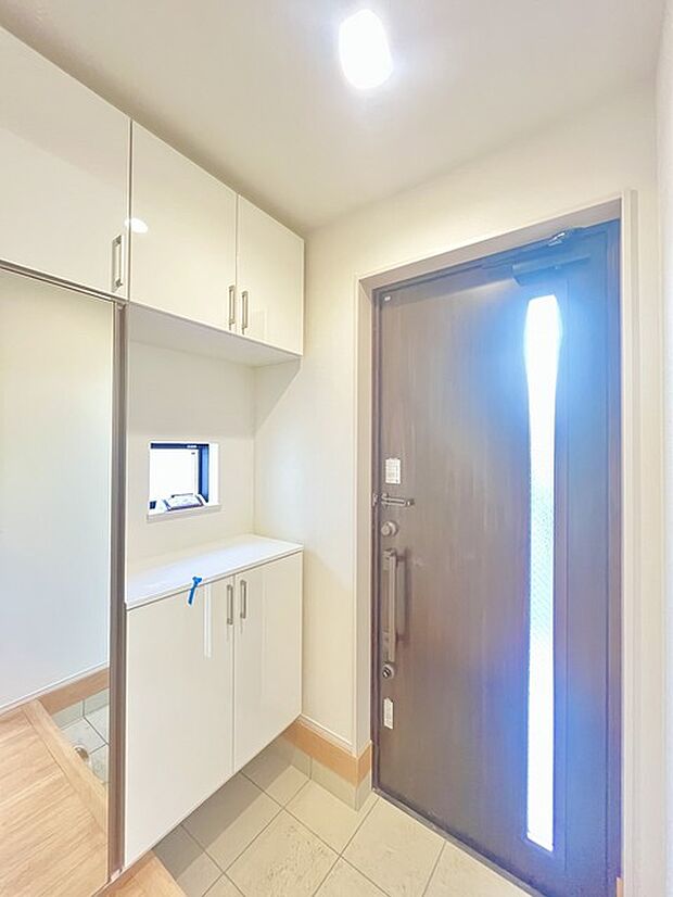 お宅の顔となる明るく開放的な玄関。ご家族皆様様の靴を収納できるスペースと全身鏡があり、お出掛け前に身だしなみチェックもできます。 