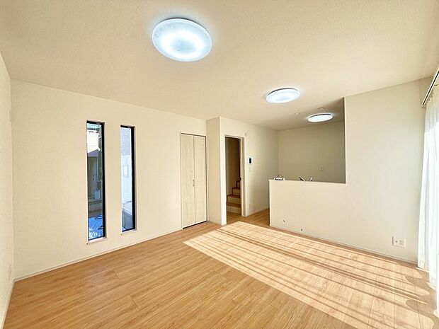 家族や友人、両親、親戚とこれから沢山の時間を紡ぐのだろう。そこを彩るのは窓から見える青い空、心地よい緑。そんなイメージが膨らむリビングスペース。