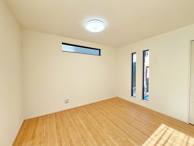 家族の集うリビングには色々な方向から光が差し込む設計に。家族のコミュニケーションが弾むスポットだから明るい雰囲気であってほしい。 