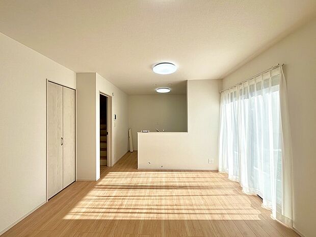 家族団欒のリビング。陽光差し込む食卓には家族の会話とスマイルが溢れます。いつまでもここで食卓を囲みたくなる、そう感じさせてくれるスペース。 