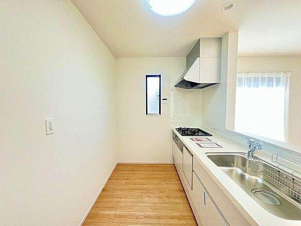 リビングにいる家族の顔が見渡せるカウンターキッチン。お料理もより一層おいしく、楽しく。食器棚を背面に設置しても十分な広さを確保しています。