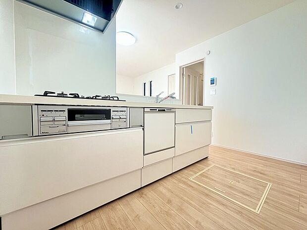 リビングにいる家族の顔が見渡せるカウンターキッチン。お料理もより一層おいしく、楽しく。食器棚を背面に設置しても十分な広さを確保しています。 