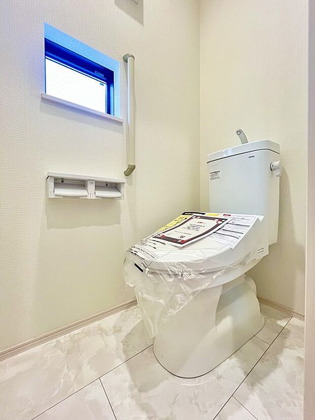 ウォシュレット機能付きのトイレ。換気のしやすい窓付きで、収納もあり実用性も兼ね備えた造り。 