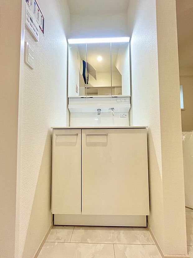 お出かけ前の身だしなみに一歩差がつく三面鏡。ミラー裏にはたっぷり収納もございます。