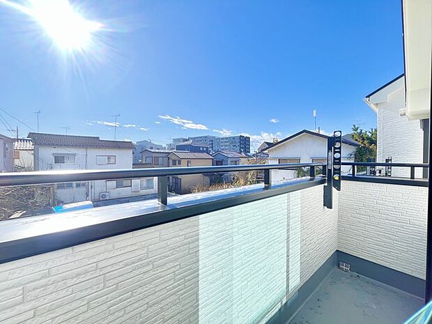 南側のお部屋から出入りできる、奥行きのあるワイドバルコニー。心地よい陽射しと暖かな風を楽しむことが出来ます。