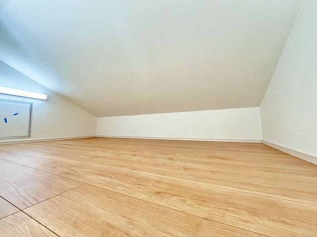 吹抜けの空間を意識した上部にロフトのある間取り。スタイリッシュかつ収納も豊富で長く機能的に住める家を目指して。