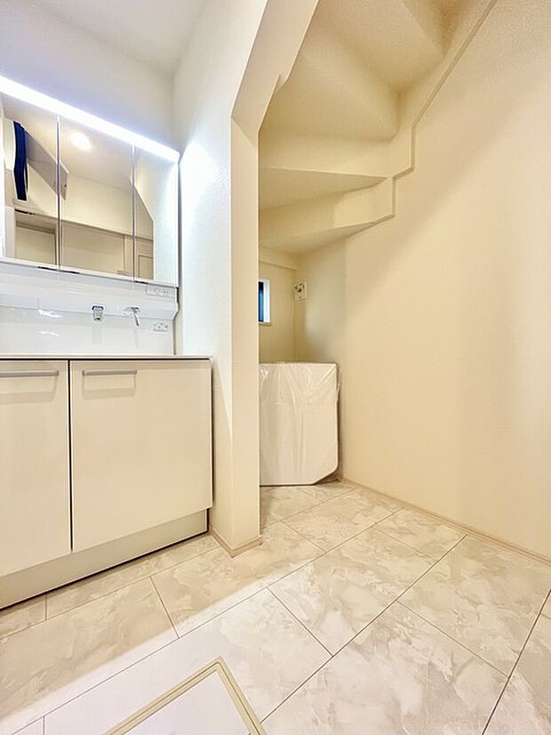 ゆとりの洗面スペースで朝の身支度もスムーズに行えます。 