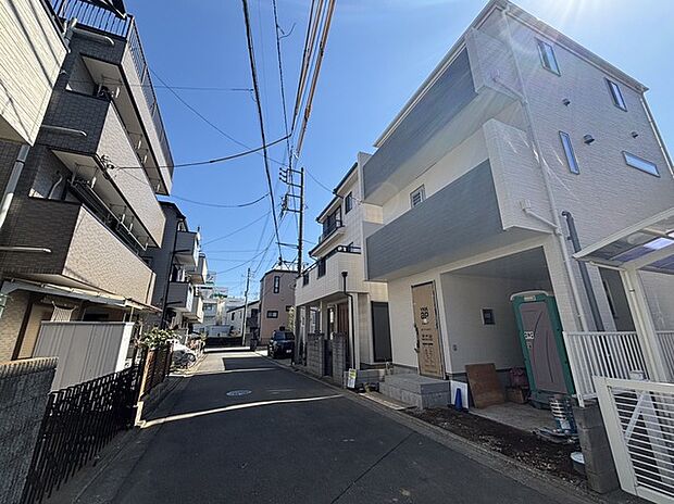 5m幅員の道路に面しておりお車の運転が苦手な方でも安心して出入りいただけます。