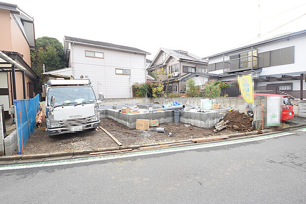 戸建てが立ち並ぶ静かな住宅街。四季折々の移り変わりを感じながら自然と楽しみ、暮らす、そんな毎日を日々の中で感じられる住環境
