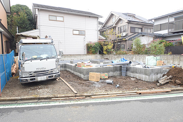 セカンドカーや来客時にも便利なカースペース2台分ございます。