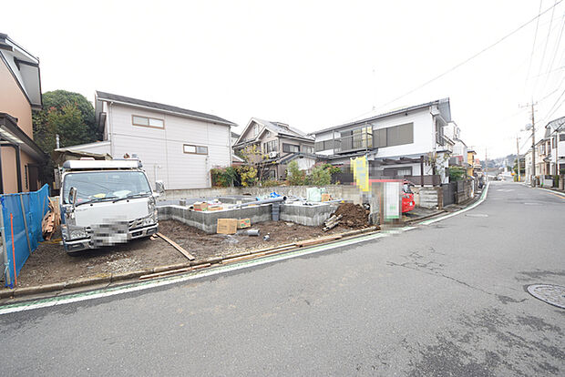 セカンドカーや来客時にも便利なカースペース2台分ございます。 五感で感じる、現地でしかわからない事も沢山ございます。周辺環境なども一緒にご案内いたしますのでお気軽にお問合せください。