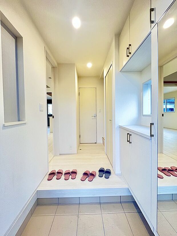 お宅の顔となる明るく開放的な玄関。ご家族皆様様の靴を収納できるスペースと全身鏡があり、お出掛け前に身だしなみチェックもできます。 