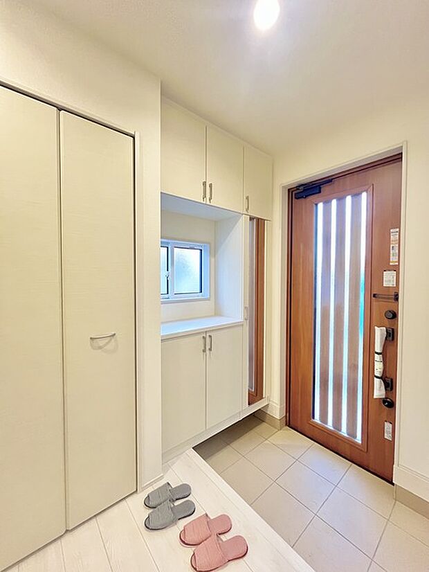 明るく開放的な玄関、靴の脱ぎ履きもしやすく、収納も豊富でご家族皆様の靴をスッキリ収納できます。 