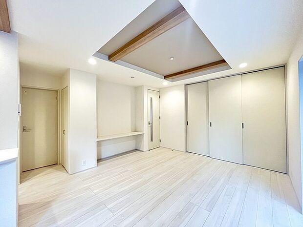 家族の集うリビングには色々な方向から光が差し込む設計に。家族のコミュニケーションが弾むスポットだから明るい雰囲気であってほしい。 