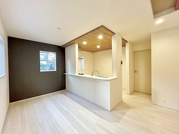 家族が一番集まる場所だから広々としつつも素敵な空間であって欲しい。皆がくつろぐリビングからキッチンまでが一つに繋がる空間。 