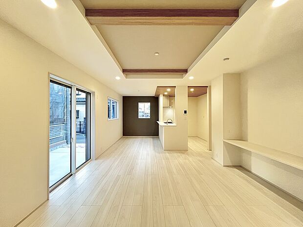 家族や友人、両親、親戚とこれから沢山の時間を紡ぐのだろう。そこを彩るのは窓から見える青い空、心地よい緑。そんなイメージが膨らむリビングスペース。 