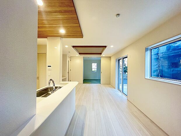 大きな開口部から明るい光が差し込むリビング。日中の室内の明るさがこの部屋の魅力です。 