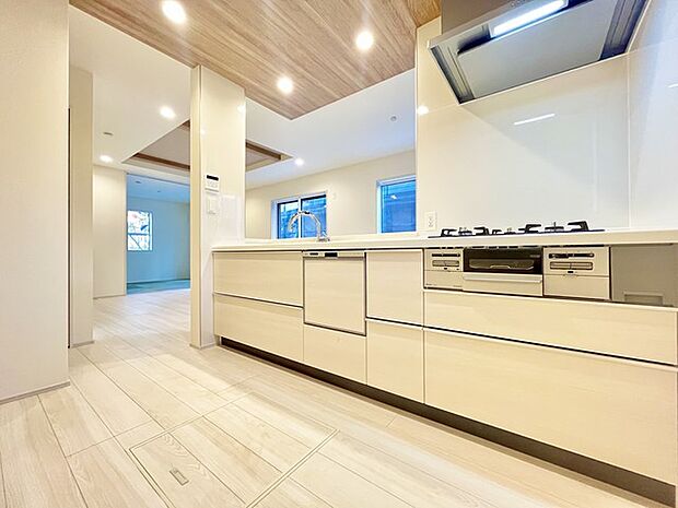 リビングにいる家族の顔が見渡せるカウンターキッチン。お料理もより一層おいしく、楽しく。食器棚を背面に設置しても十分な広さを確保しています。 