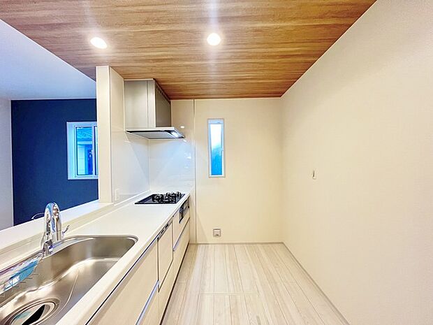 リビングにいる家族の顔が見渡せるカウンターキッチン。お料理もより一層おいしく、楽しく。食器棚を背面に設置しても十分な広さを確保しています。 