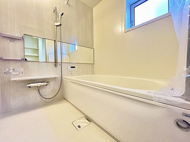 落ち着いた色味の浴室で1日の疲れをゆっくりと癒してください。 